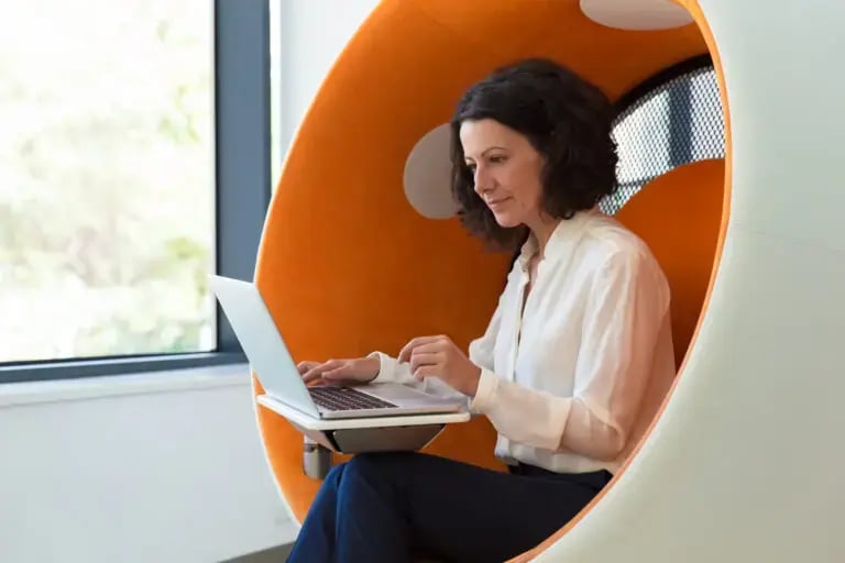 empresaria-confiante-seria-trabalhando-no-computador-768x512