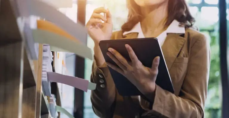 reuniao-de-consultoria-de-negocios-trabalhando-e-brainstorming-novo-conceito-de-investimento-financeiro-de-projeto-de-negocios-768x396